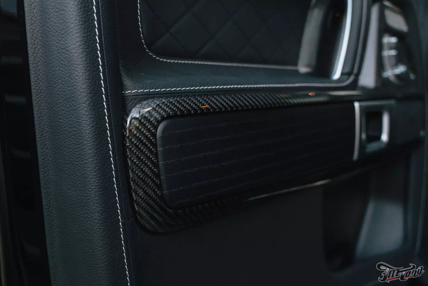 Побортная стереосистема с двумя усилителями на Mercedes G-class. Карбон в салоне. Полировка и керамика кузова, оклейка лобового стекла